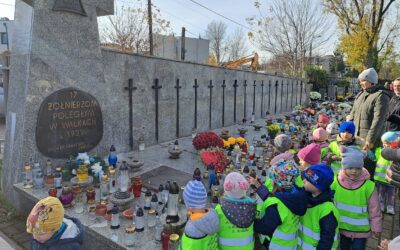 Przedszkolaki modlą się za zmarłych