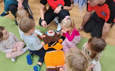 Przedszkolaki uczą się jak udzielać pierwszej pomocy