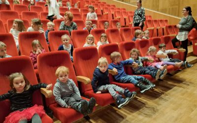 Przedszkolaki na spektaklu muzycznym w Pruszkowie