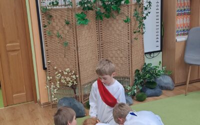 Przedszkolaki poznają wydarzenia Wielkiego Czwartku